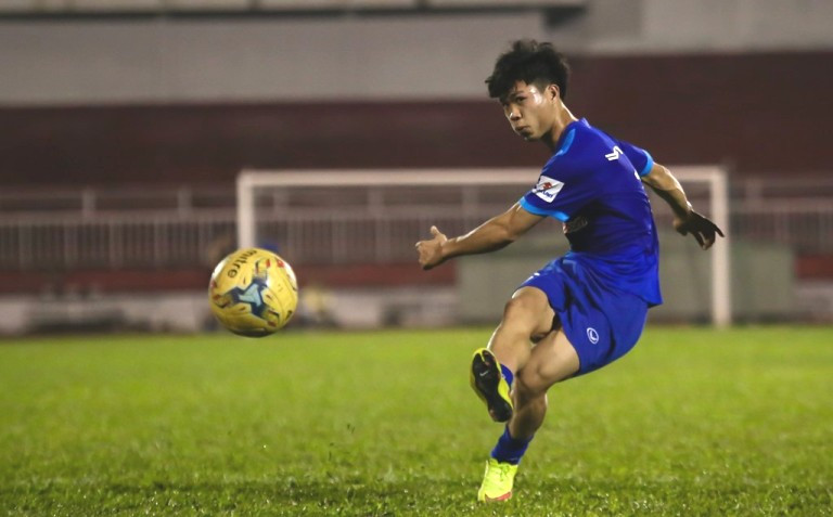 Công Phượng tập dứt điểm.