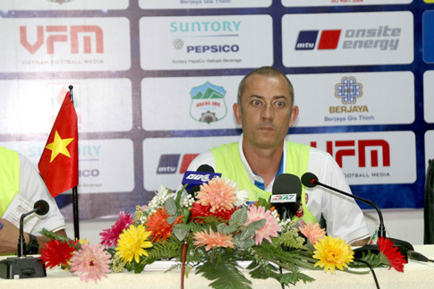 HLV Graechen cho rằng mặt sân Thống Nhất quá xấu.