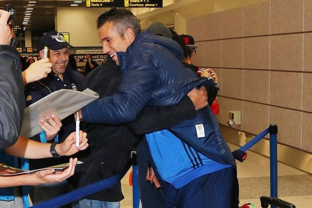 Van Persie trong vòng tay các CĐV M.U.