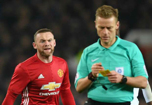 Rooney nhận thẻ vàng trong trận đấu với West Ham.
