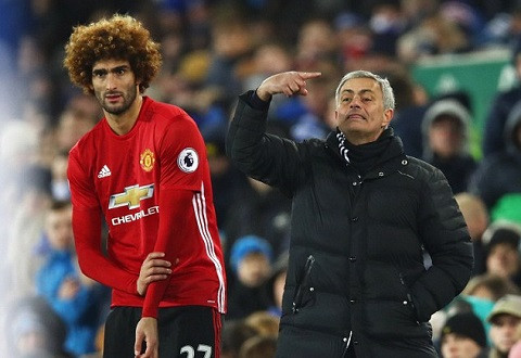 HLV Mourinho bảo vệ Marouane Fellaini.