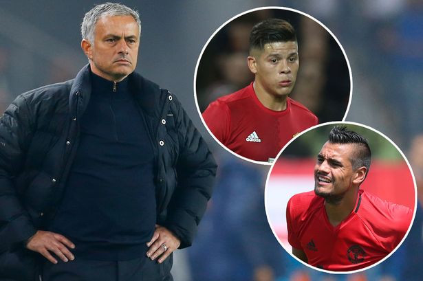 HLV Mourinho tức giận vì Rojo và Schneiderlin cắt tóc trước trận thua Chelsea.