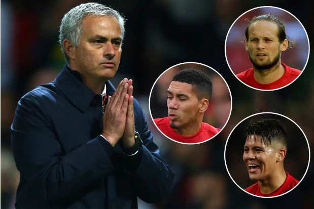 HLV Mourinho tính tới phương án tống khứ Chris Smalling, Marcos Rojo và Daley Blind.