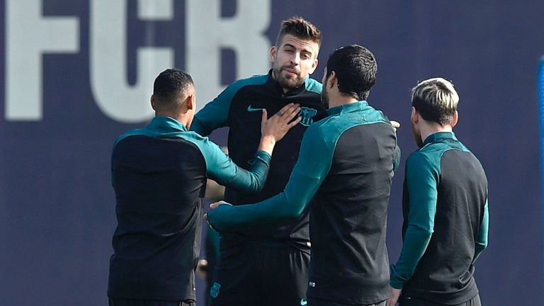 Pique định tẩn Suarez vì bị vào bóng quyết liệt trên mức cần thiết.