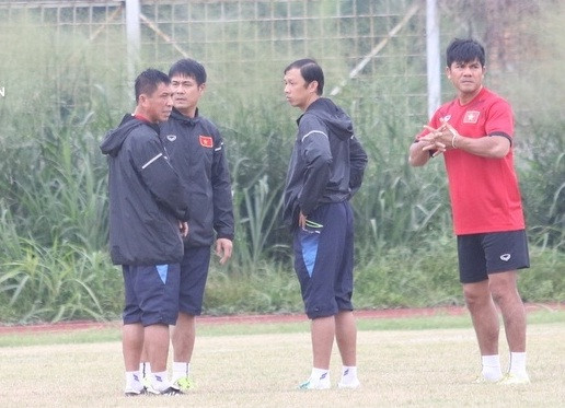 HLV Hữu Thắng không hài lòng về mặt sân phụ Pakasari.