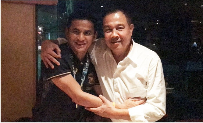 HLV Kiatisak (trái) sắp được LĐBĐ Thái Lan gia hạn.