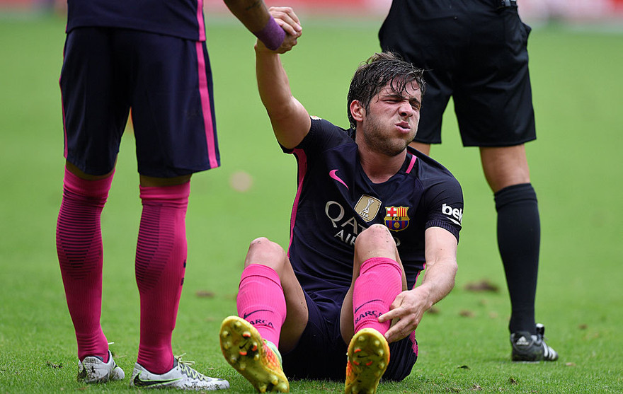 Sergi Roberto dính chấn thương trong buổi tập của ĐT Tây Ban Nha.