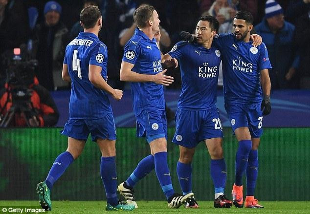Các cầu thủ Leicester City nhận thưởng đậm từ lãnh đạo CLB.