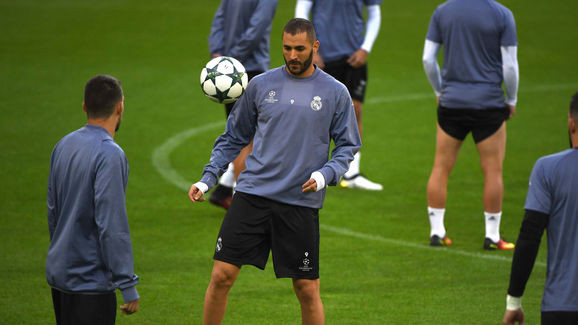 Benzema dính chấn thương ở trận gặp Eibar.