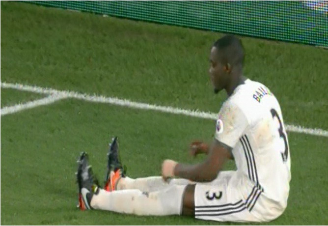 Eric Bailly bất ngờ tái phát chấn thương.