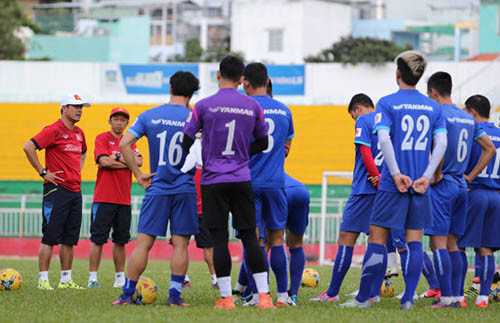 HLV Hữu Thắng chấn chỉnh các học trò sau pha vào bóng có phần thô bạo của Quế Ngọc Hải.