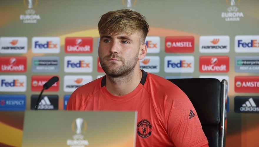 Luke Shaw không vui khi HLV Mourinho chỉ trích mình.