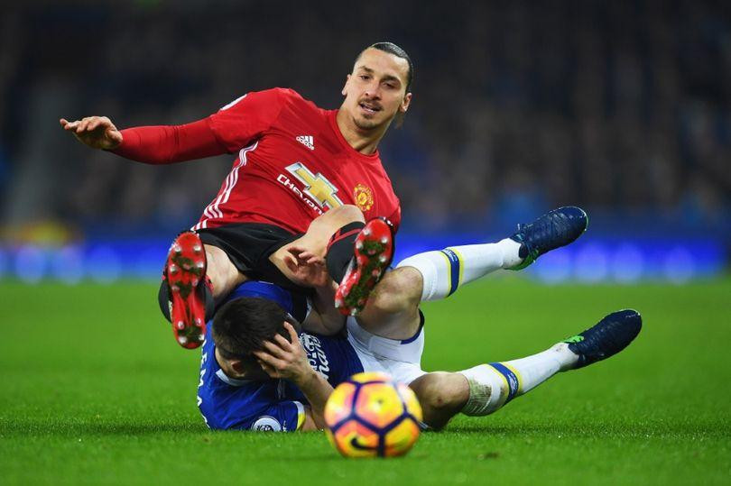 Tình huống Ibrahimovic va chạm cực mạnh với Coleman.