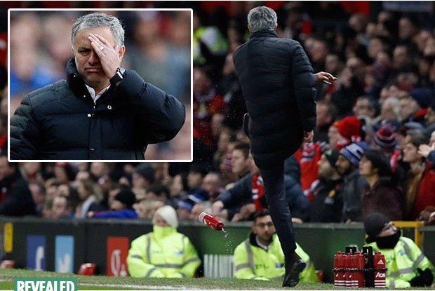 FA phạt HLV Jose Mourinho vụ đá chai nước vì cho rằng nó có thể gây nguy hiểm cho mọi người.