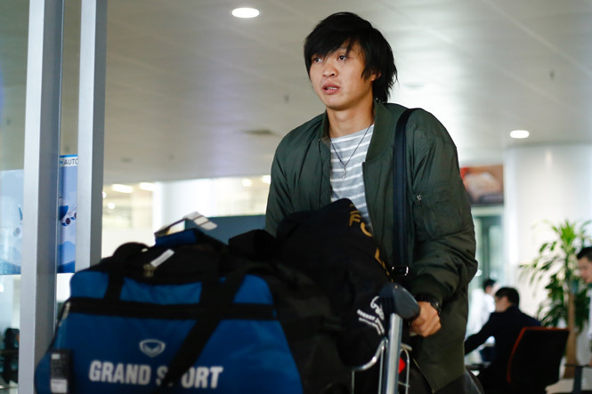 Bầu Đức đưa Tuấn Anh sang Singapore điều trị chấn thương.