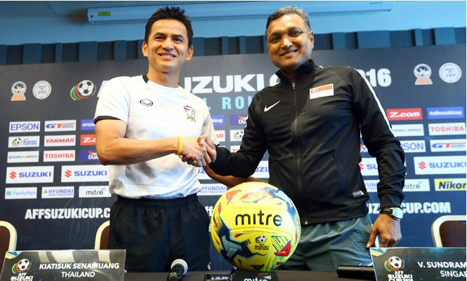 HLV Kiatisak trong buổi họp báo trước trận đấu.