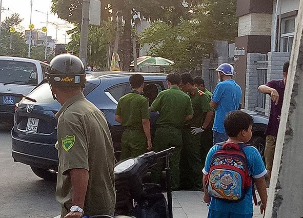 Rụng rời thấy kính ô tô vỡ tan, 1 tỷ đồng 'không cánh mà bay'