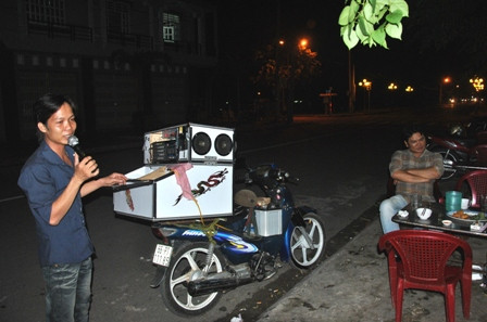 'Ca sĩ' kẹo kéo nhọc nhằn mưu sinh