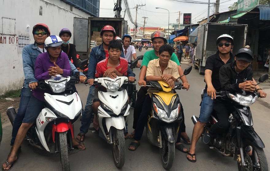 Ba cha con đi cướp xe máy bị nhóm “hiệp sĩ” tóm gọn
