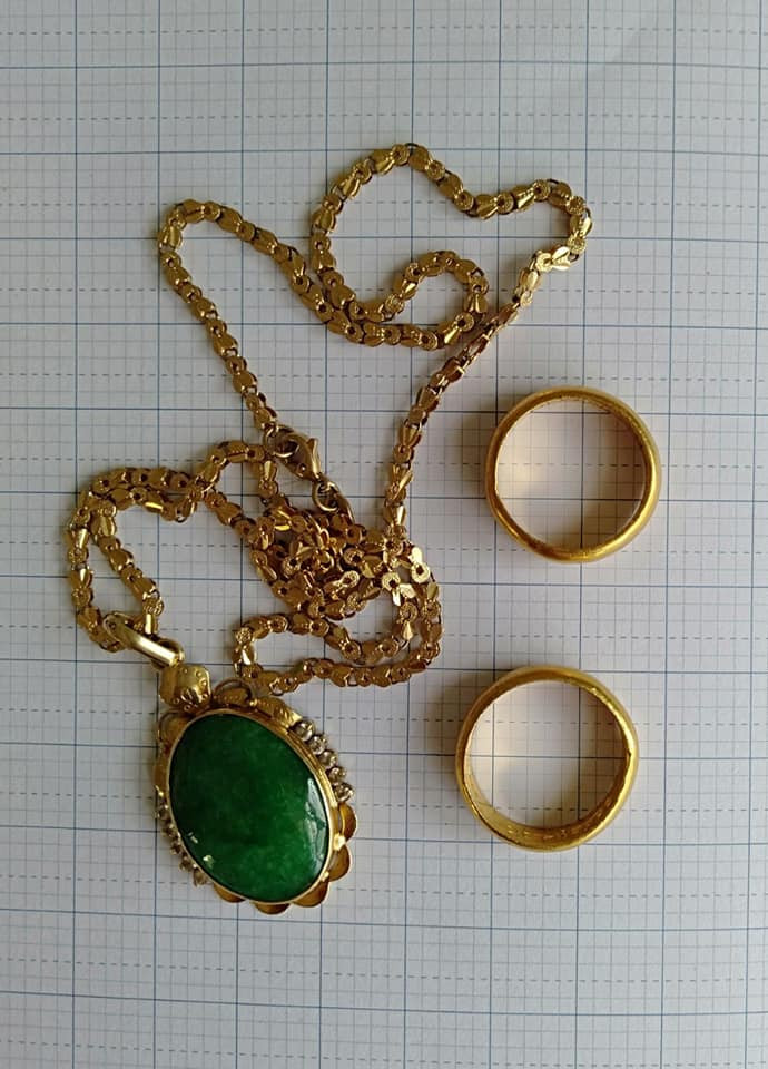 Học sinh tiểu học nhặt được vàng trả lại người đánh mất