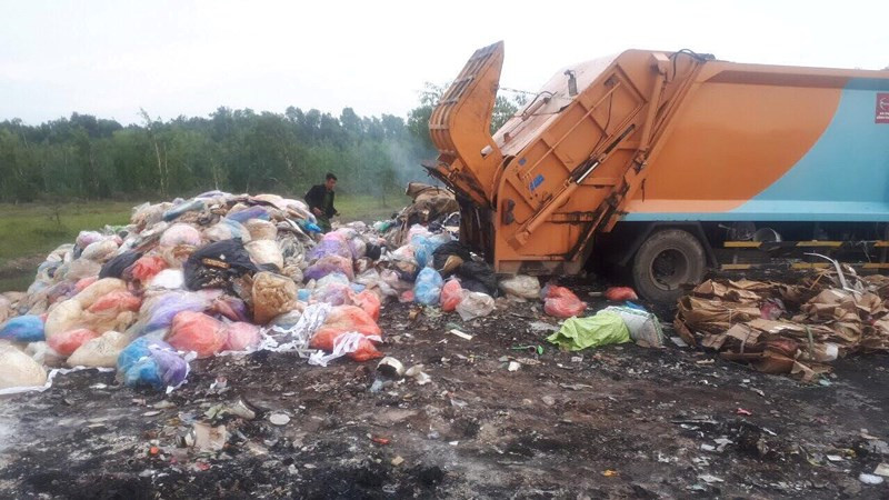 Bắt quả tang xe chở chất thải đổ bậy