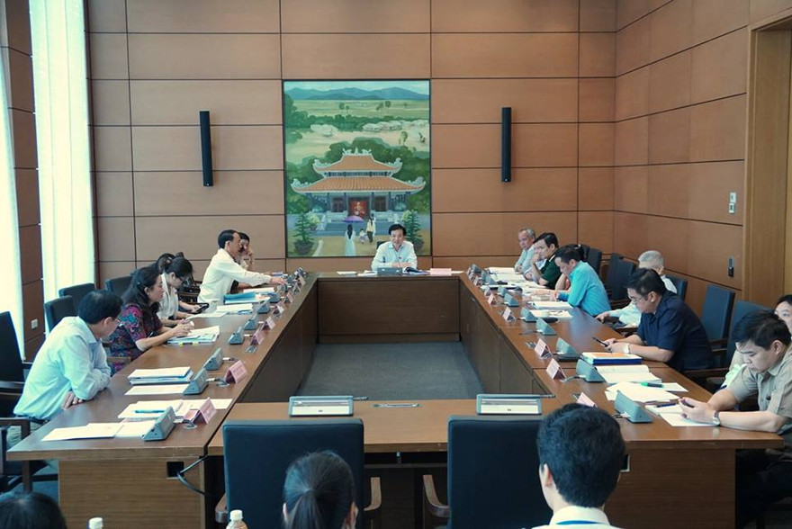 ĐBQH thảo luận tại phiên họp tổ. Ảnh Như Ý