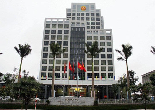 Cử tri hỏi, Bộ Nội vụ trả lời...lạc đề