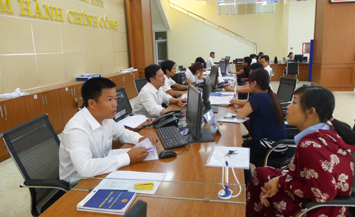 Cần phải xây dựng tiền lương tối thiểu của công chức hành chính ngang bằng với sức lao động và tương đương mức lương trong khu vực thị trường (Ảnh HM)