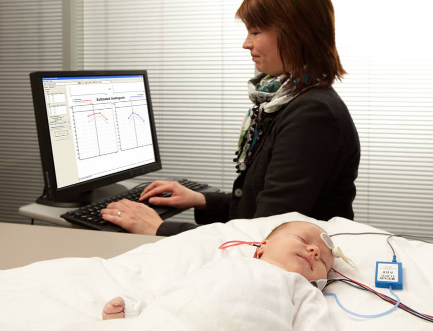 Nếu không được phát hiện và điều trị kịp thời, bệnh nhân nghe kém sẽ không giao tiếp được, không học được từ những âm thanh xung quanh, đặc biệt là ở lứa tuổi trẻ em. Ảnh minh hoạ: Internet