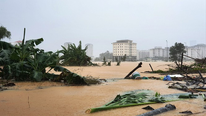 Nhiều nơi tại Huế ngập sâu trong nước, trong đó có đường sắt và sân bay.