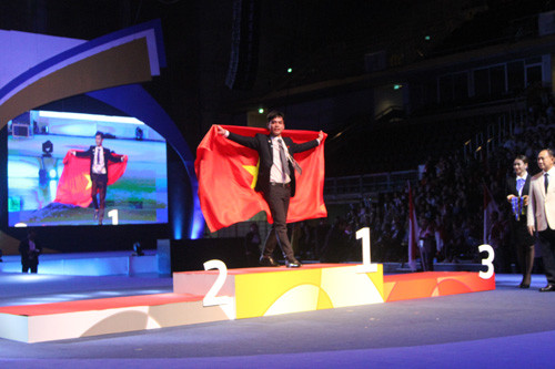 Thí sinh đoàn Việt Nam lên nhận huy chương vàng.