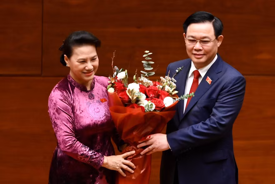 Ông Vương Đình Huệ tặng hoa bà Nguyễn Thị Kim Ngân. Ảnh Như Ý