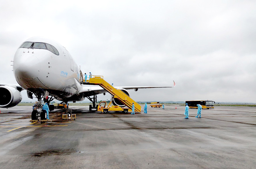 Kế hoạch tổ chức các chuyến bay có thu phí trọn gói tạm thời phải dừng lại sau khi dịch COVID-19 tái lây nhiễm ra cộng đồng.