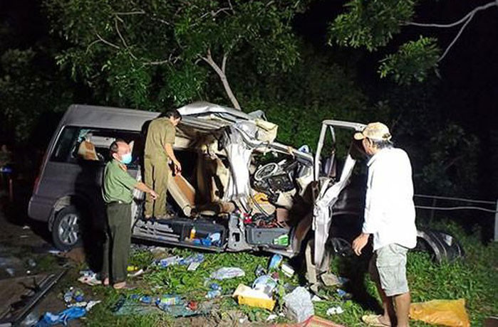 Chiếc xe khách 16 chỗ biến dạng sau vụ tai nạn. Ảnh: Báo Bình Thuận.