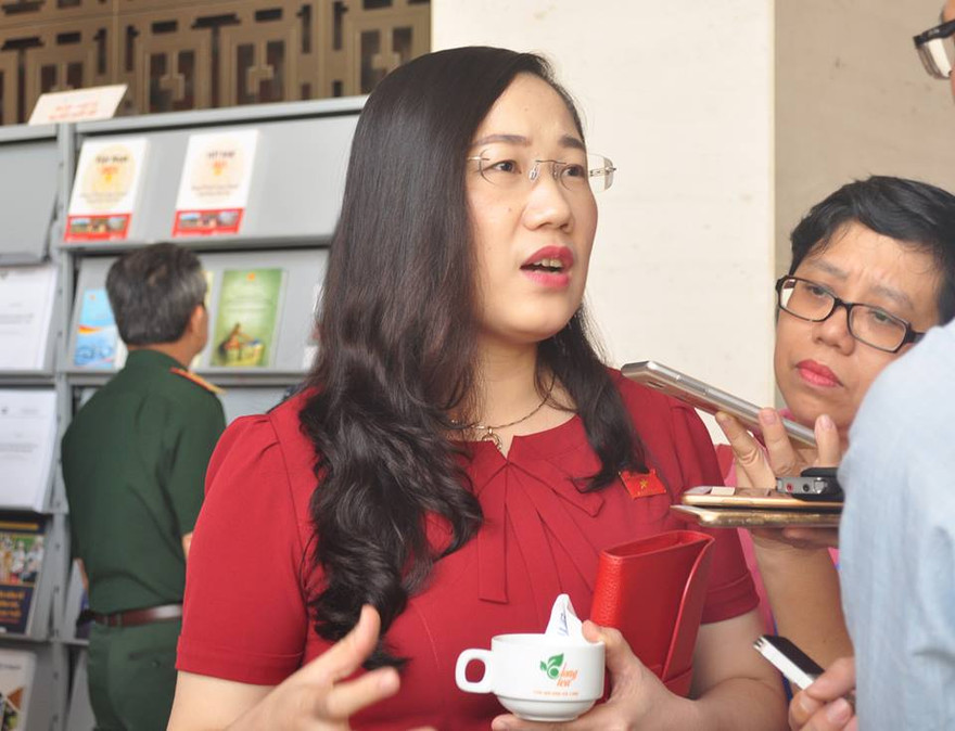ĐBQH Nguyễn Thị Thủy trao đổi bên lề kỳ họp