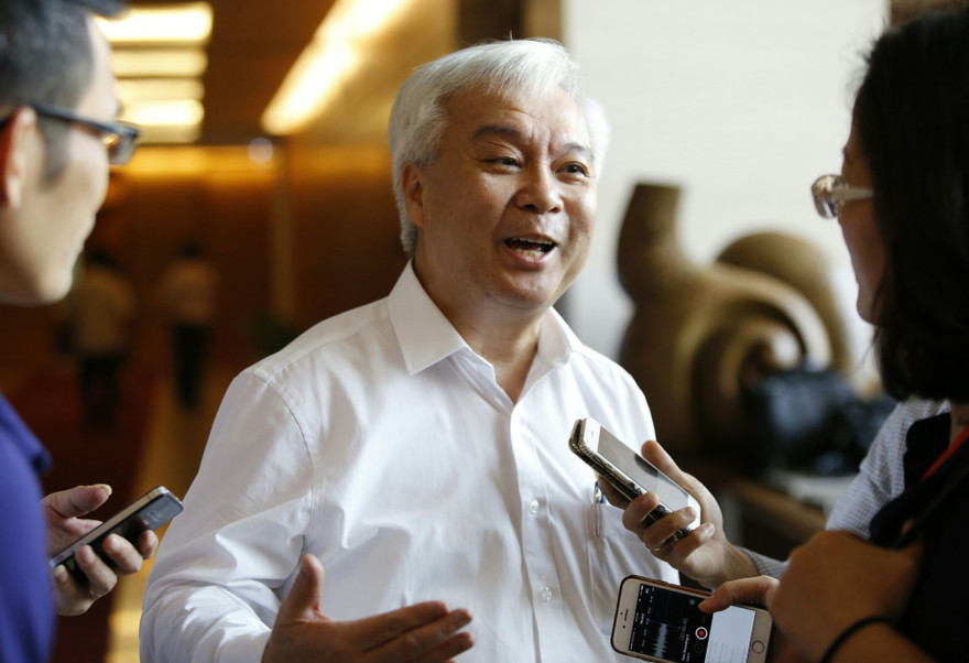 Chủ nhiệm Phan Thanh Bình trao đổi với PV bên lề kỳ họp. Ảnh Như Ý