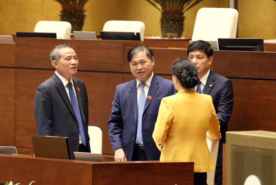 Các ĐBQH trao đổi bên lề kỳ họp cho ý kiến về dự thảo Luật đường sắt sửa đổi. Ảnh Như Ý