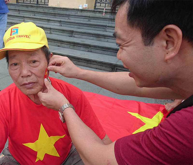 Bác Nguyễn Thiện Thuật (76 tuổi), ở Duy Tiên (Hà Nam) lên Hà Nội từ tối để kịp sáng nay lên đường sang Indonesia.