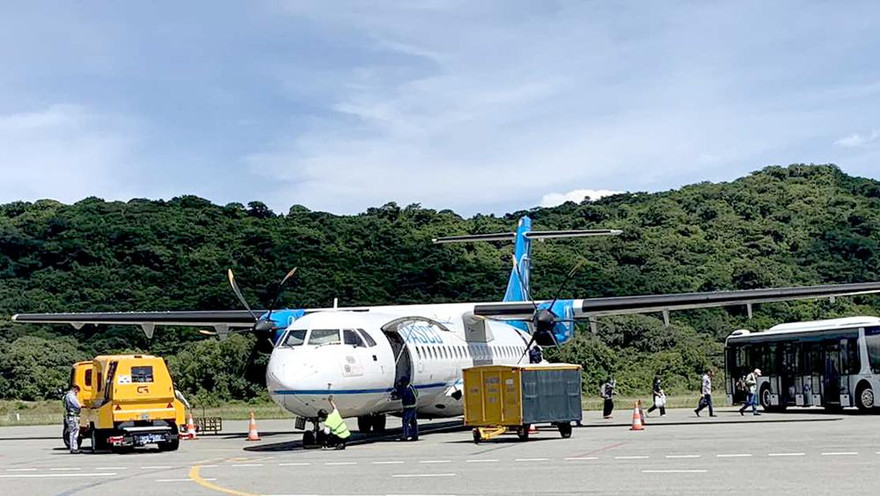 Chuyến bay đầu tiên từ TPHCM tới Côn Đảo sau nhiều tháng bị gián đoạn vì dịch COVID-19.
