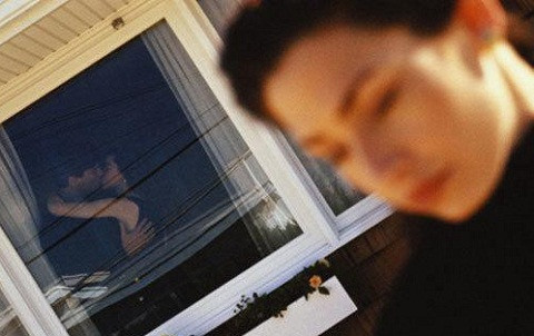 Vợ khóc nghẹn nhìn chồng bất chấp lao 'như thiêu thân' vào cuộc tình với bà chủ trẻ