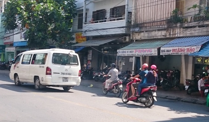 Xe dù lộng hành, bến cóc nở rộ