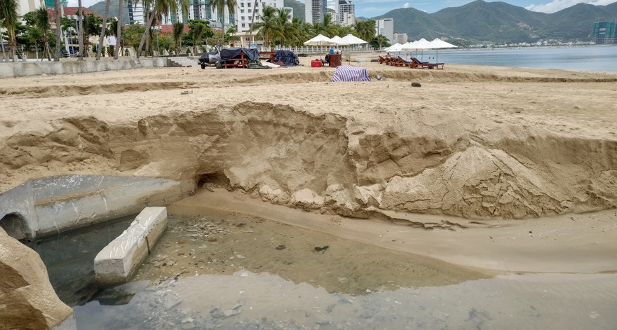 Nước thải bốc mùi hôi thối xả xuống biển Nha Trang