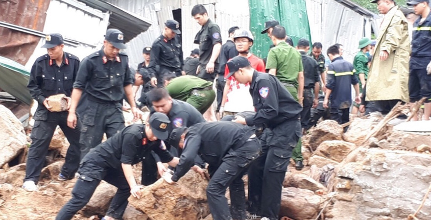 Lũ kinh hoàng ở Khánh Hòa: Tóe máu vần đá tảng, bới đất tìm người