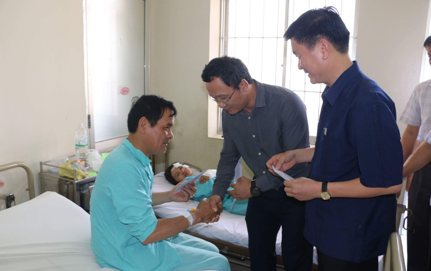 Ban ATGT Quốc gia đến thăm hỏi nạn nhân vụ tai nạn đèo Khánh Lê