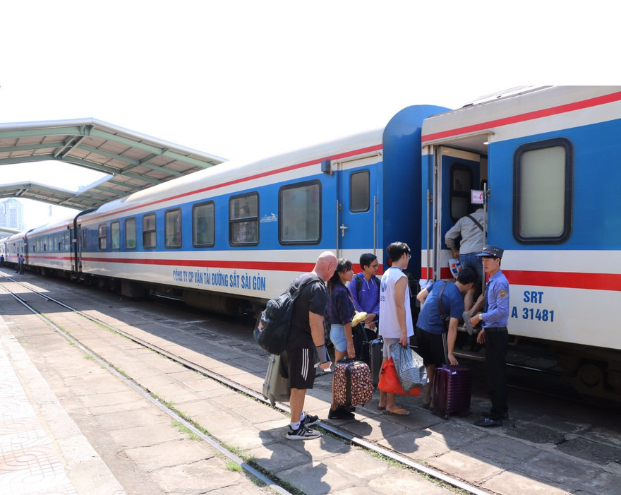 “Sốt” vé tàu, xe tuyến Sài Gòn – Nha Trang dịp lễ 30/4