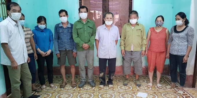 Các đối tượng đánh bạc tại cơ quan công an -Ảnh: TL