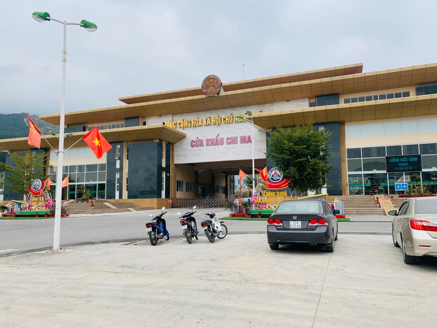 Mặc dù cửa khẩu Ái Điểm (Trung Quốc)- Chi Ma (Việt Nam) mở cửa trở lại, nhưng năng lực thông quan rất hạn chế. Ảnh: Duy Chiến 