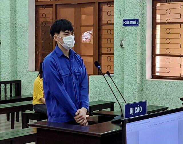 Bị cáo Mạnh ra tòa lĩnh án .Ảnh: CB