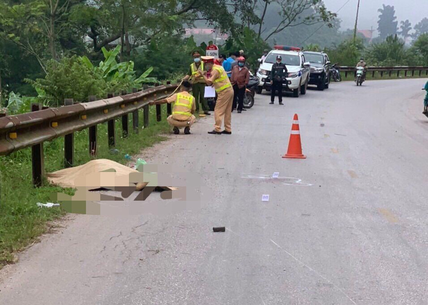 Hiện trường vụ tai nạn, 2 thanh niên 18 tuổi thương, vong -Ảnh: Duy Chiến 