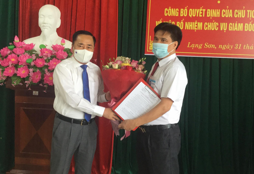 Chủ tịch UBND tỉnh Lạng Sơn Hồ Tiến Thiệu trao quyết định, tặng hoa chúc mừng ông Nguyễn Thanh Sơn giữ cương vị Giám đốc Sở Tư pháp Lạng Sơn. Ảnh: Duy Chiến 